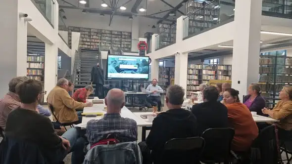 Pszów: mieszkańcy przynieśli do biblioteki rodzinne pamiątki. Trwa cyfryzacja lokalnej historii