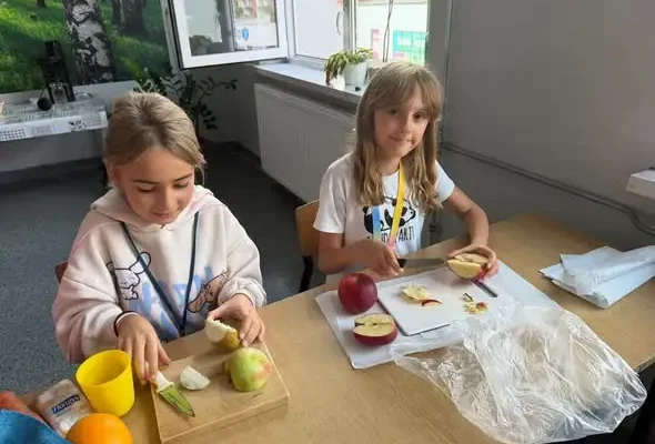 Uczniowie z klasy III B przygotowali zdrowe soki w ramach innowacji