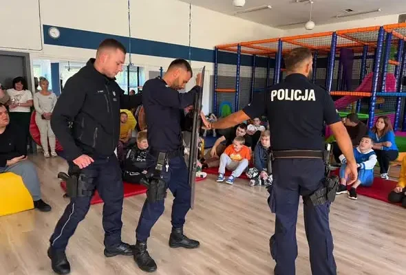 Wodzisławska policja spotkała się z podopiecznymi RAFY – mundur, sprzęt i zasady bezpieczeństwa