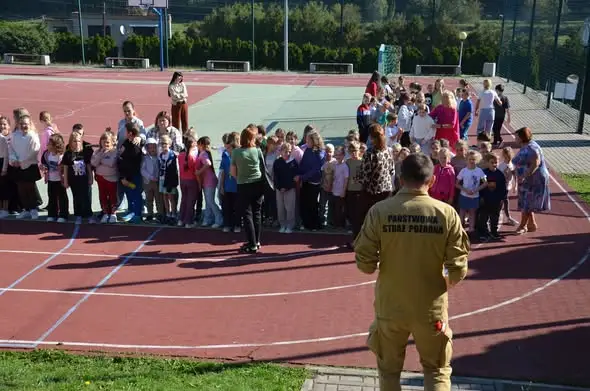 Próbny alarm przeciwpożarowy w szkole w Mszanie – ćwiczenia z PSP i OSP