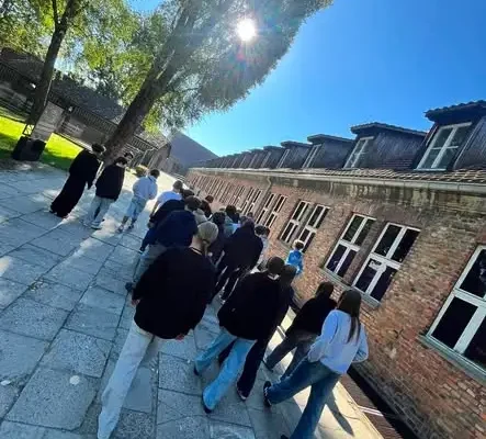 Ósmoklasiści z Rydułtów na lekcji pamięci w Auschwitz-Birkenau