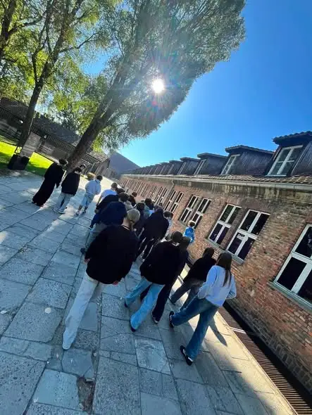 Ósmoklasiści z Rydułtów na lekcji pamięci w Auschwitz-Birkenau