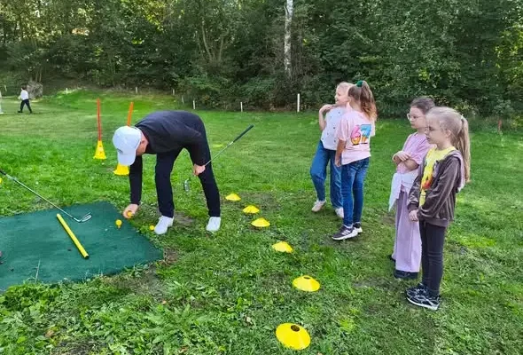 Uczniowie klasy 2b z Wodzisławia Śląskiego odkrywają golfa na Trzech Wzgórzach