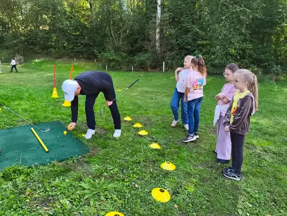 Uczniowie klasy 2b z Wodzisławia Śląskiego odkrywają golfa na Trzech Wzgórzach