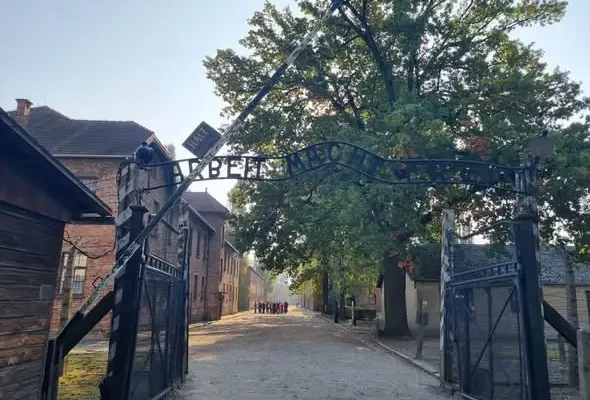 Ósmoklasiści w Miejscu Pamięci Auschwitz-Birkenau – lekcja historii, która porusza