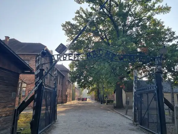 Ósmoklasiści w Miejscu Pamięci Auschwitz-Birkenau – lekcja historii, która porusza