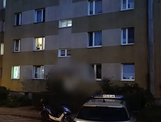 3-latek wypadł z V piętra w Rydułtowach. Śmigłowiec LPR zabrał go do Katowic