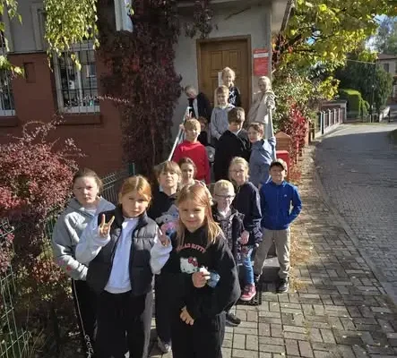 Światowy Dzień Poczty w Pszowie: Trzecioklasiści nawiązali listowną znajomość z rówieśnikami z Rydułtów