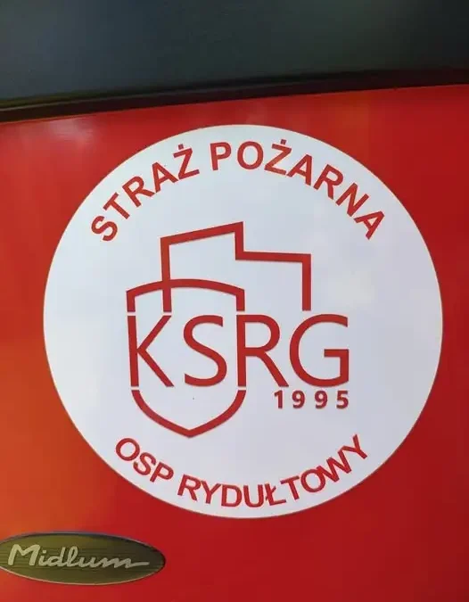 Kolizja samochodu z autobusem w Rydułtowach – interweniowały służby