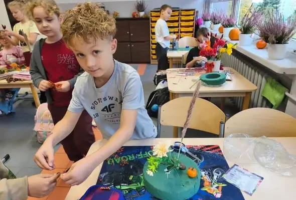 Uczniowie klasy 2b tworzyli ikebany. Każda praca z własnym motywem przewodnim