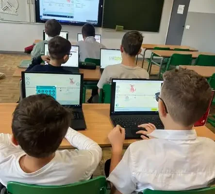 Uczniowie odkrywają matematykę w nowej pracowni AI – nauka przez gry i zabawę