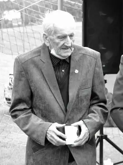 Jerzy Sobala uhonorowany Złotą Odznaką PZPN podczas 35-lecia LKS Start Mszana