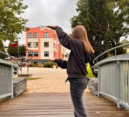 Uczniowie klas VII zamienili park w plener fotograficzny podczas lekcji plastyki