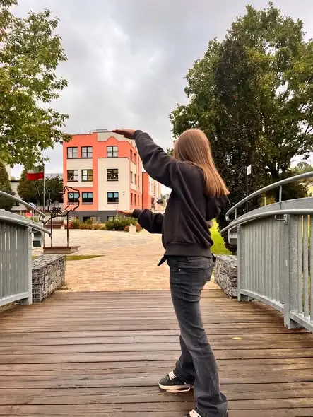 Uczniowie klas VII zamienili park w plener fotograficzny podczas lekcji plastyki