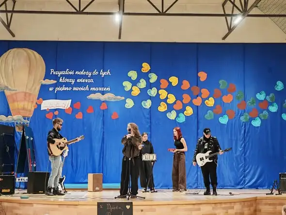 Dzień Edukacji Narodowej w rytmie rocka – wyjątkowe święto w ZS nr 1 w Wodzisławiu