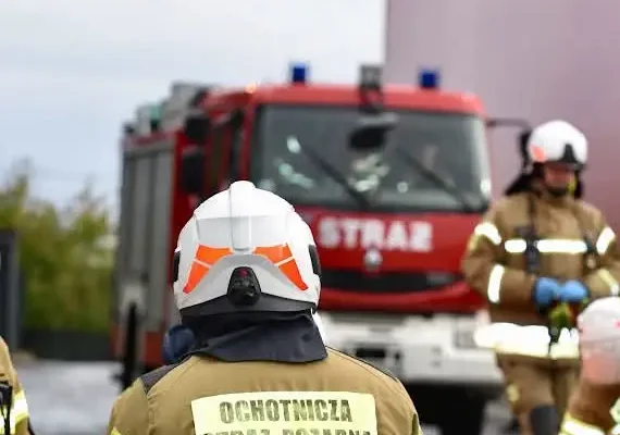 Strażacy z powiatu wodzisławskiego ćwiczyli gaszenie pożaru hali magazynowej
