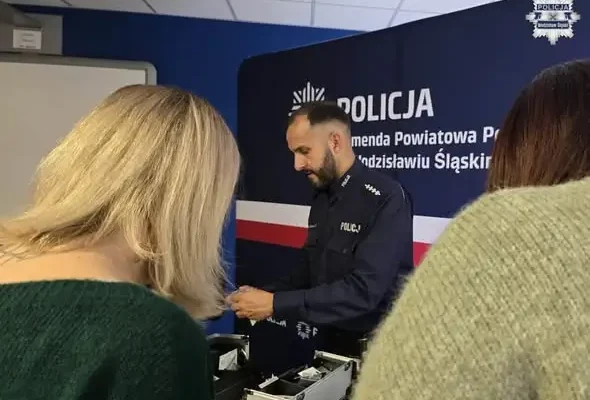 Wodzisławscy policjanci szkolili pracowników socjalnych z rozpoznawania narkotyków