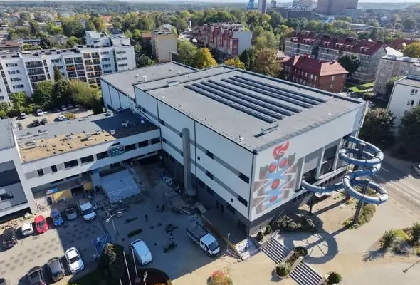 Modernizacja MOSiR Radlin z lotu ptaka – postępy prac i podróż w czasie