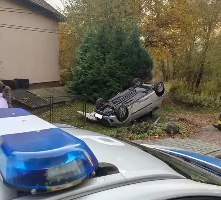 18-latek pomylił dźwignię biegów z hamulcem. Auto dachowało w Godowie