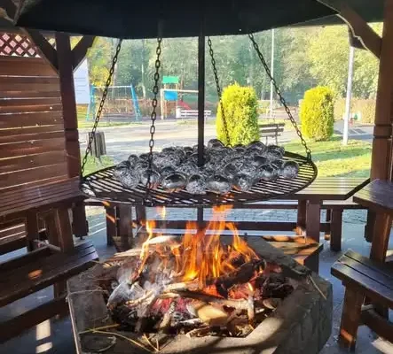 Śląska tradycja i swojskie masło – międzyszkolne pieczenie ziemniaków w altance sołeckiej