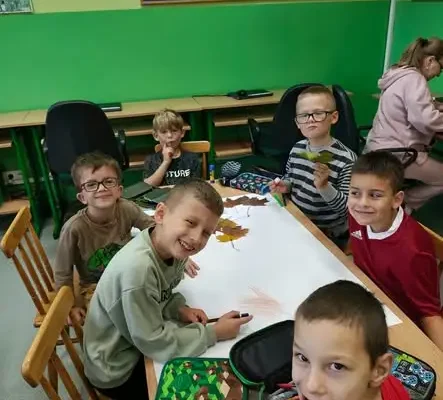 Jesienne warsztaty w bibliotece szkolnej – klasy 2 tworzyły drzewa z darów jesieni