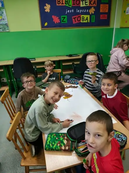 Jesienne warsztaty w bibliotece szkolnej – klasy 2 tworzyły drzewa z darów jesieni