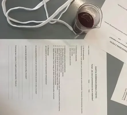 Uczniowie klasy 7a odkrywają fizykę przez doświadczenia