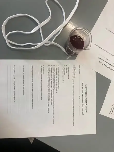 Uczniowie klasy 7a odkrywają fizykę przez doświadczenia