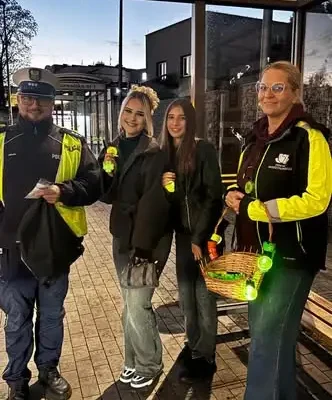 Akcja „Świeć przykładem” na wodzisławskim rynku – policja i starostwo rozdawali odblaski