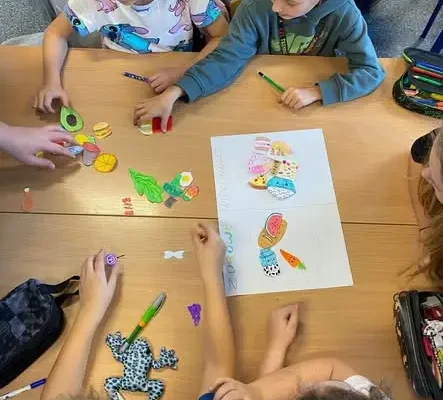 Klasa 7d uczyła młodszych kolegów, jak komponować zdrowy talerz