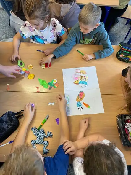 Klasa 7d uczyła młodszych kolegów, jak komponować zdrowy talerz
